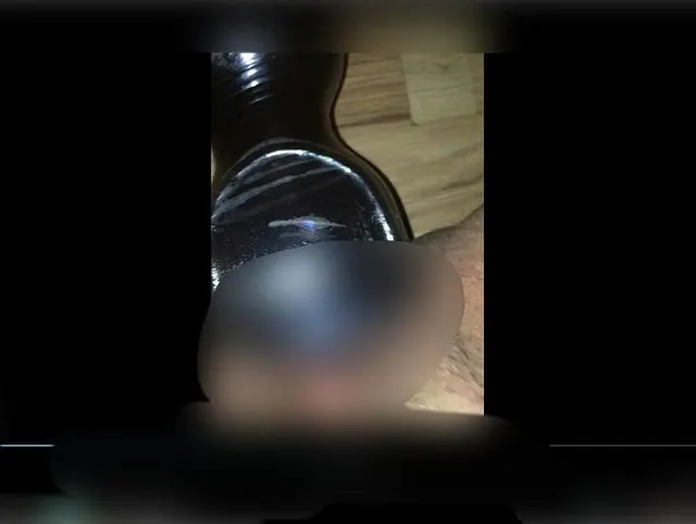 Nahaufnahme meiner Fotze und der Flasche