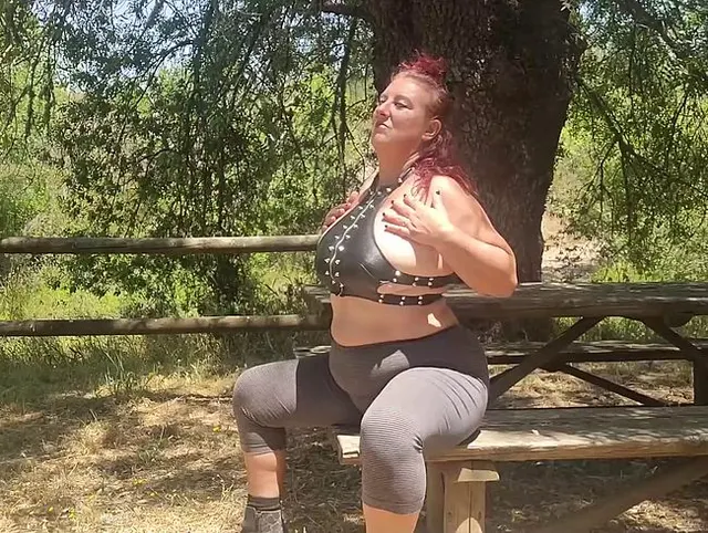 Gothic-Blowjob im Freien