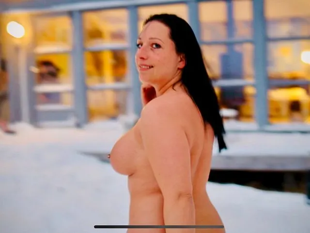 In Norwegen schön nackt in den Schnee pissen