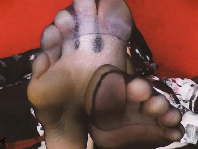 Crista Noir Emo TGirl Saugen ihre Füße und Zehen