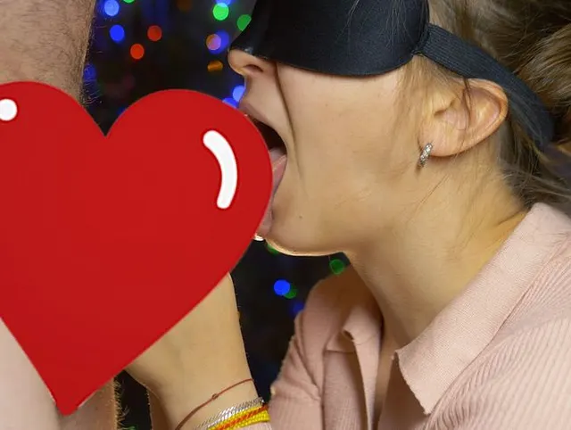 355. Schöner Blowjob von einer kleinen Schlampe.
