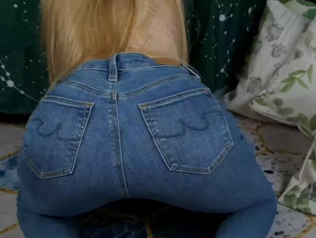 Dein kleiner Schwanz ist für meine Muschi gemacht! lobt einen kleinen Schwanz, Jeans und einen Arschfetisch.