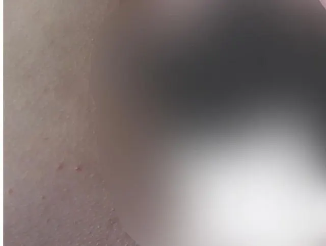 Mit dem Plug im Po die Pussy bespielt