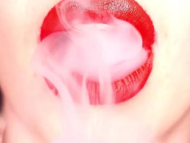 4K, das roten Lippenstift anwendet und Huka auf schwarzem Hintergrund raucht