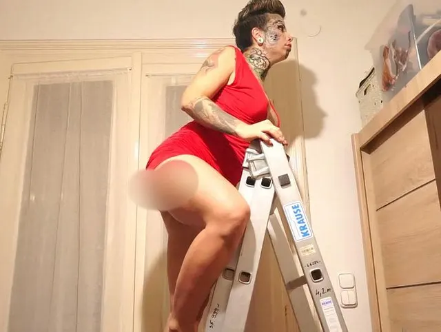 KINKY STEPMOM AUF DER LEITER - ICH PEE AUF IHR GESICHT, WÄHREND SIE AUF MEINE PUSSY STAREN (pov)