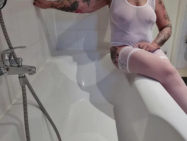 Pissen in weiß mit Stellungswechsel