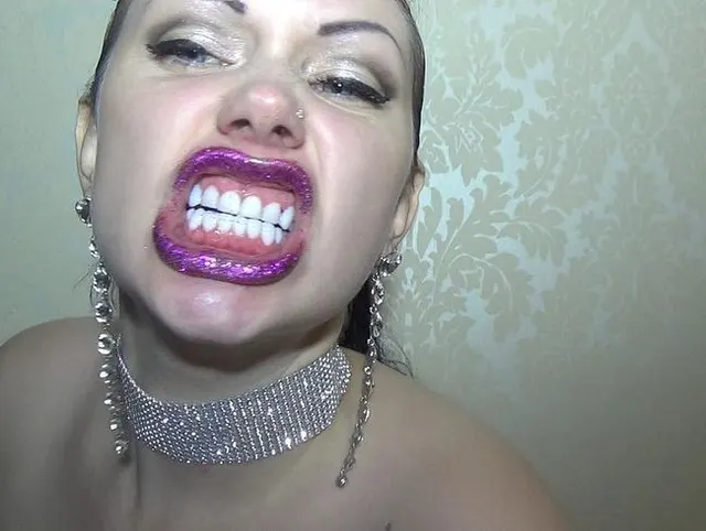 Lila wilde Lippen riechen und verzieht das Gesicht