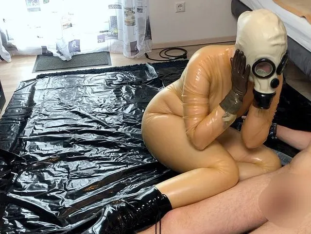 Spritzt du mir auf meine Latex Gasmaske?