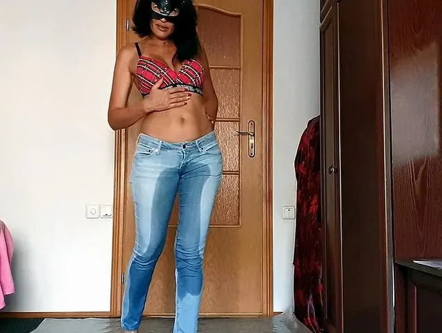 Natalia pisst in Jeans und fickt sich selbst