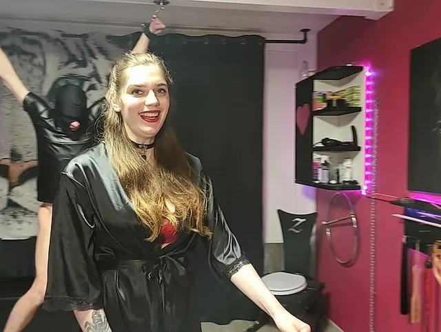 Ballbusting für den hängenden Sklaven