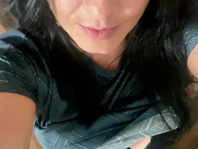 Sexy Tanz & Verführung im privaten Badezimmer – Freches MILF-Pipi-Spiel