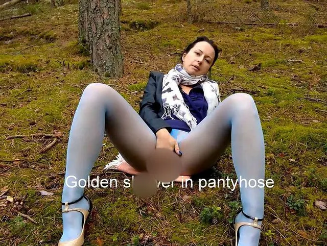 Goldene Duschen in blauer Strumpfhose