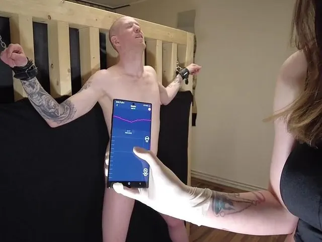 CBT - Sadistischer Handjob mit Latexhandschuhen