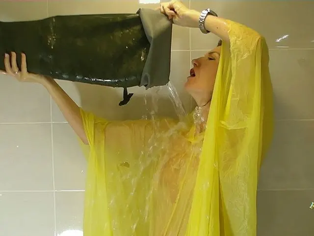 Dusche im Regencape und fülle Wasser in Waders