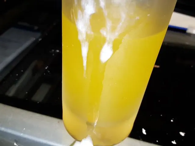 Spermaspuren am Glas hinterlassen