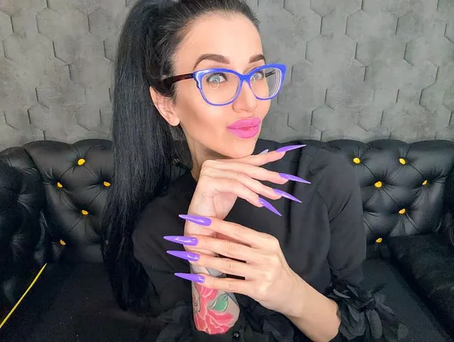 Neue längere Form und neue lila Farbe, Krallen, lange Finger und Handjobs, Spucke, Gesichtsglamour-Fetisch