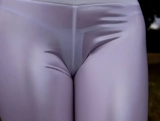 Spaziergang in transparenten Leggings Teil 1 - schau mir beim gehen zu