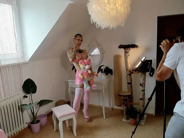Behind The Scenes - Photoshoot Fucking Amazing German PORNO STAR Sandra FOXX