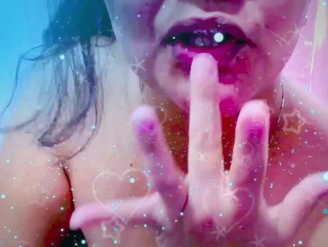 Twerking, anale Masturbation, Finger im Mund und Schläge auf den Körper