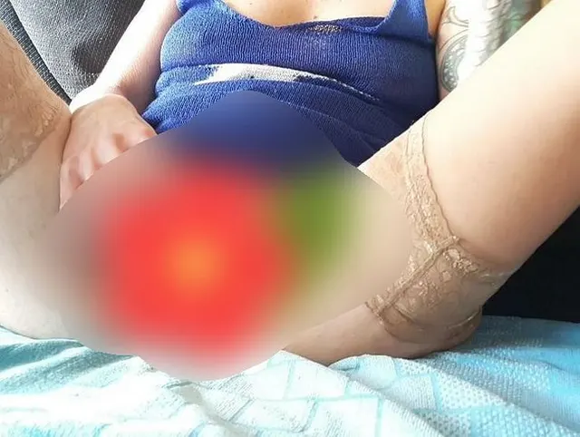 Mitbewohner bekommt seinen täglichen Blowjob und fingert meine Muschi bis zum Orgasmus ...