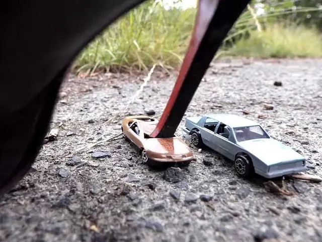 Crushing in schwarzen Heels - car crushing