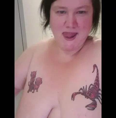 GRADE ANGEKOMMEN IM CLUB UND SELFI PISSEN FÜR DICH