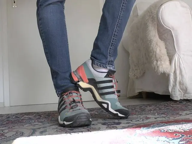 Beobachte mich und schnüffle in meine Sneakers