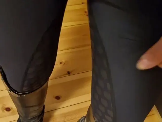 Lederreitstiefel und glänzende Reitleggings