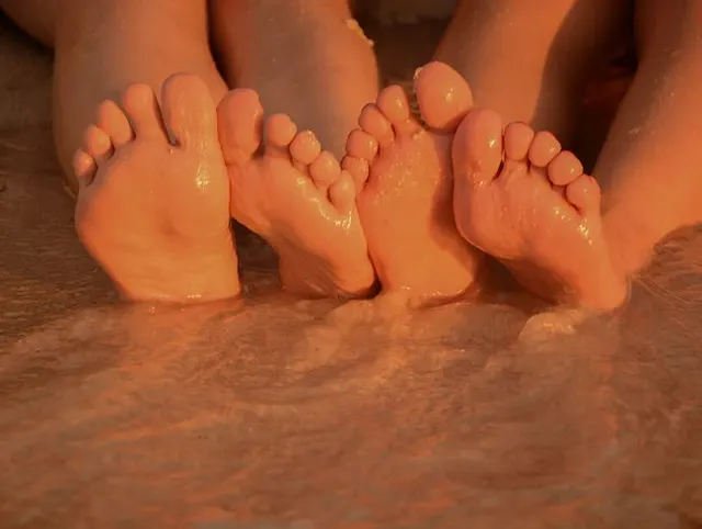 meine Füße mit meiner besten Freundin im Meer baden