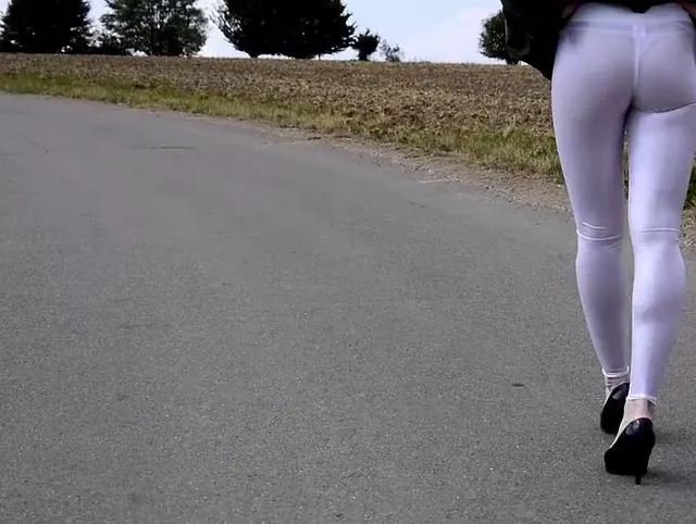 Spaziergang in transparenten Leggings Teil 2 - schau mir beim gehen zu