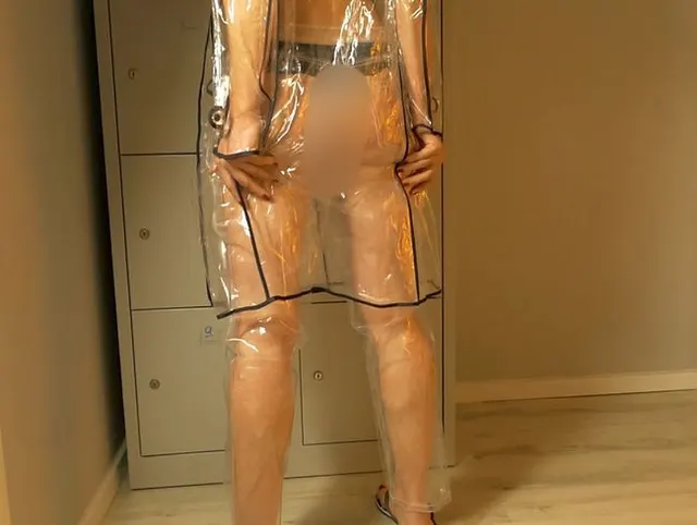 transparenter Plastik Mantel - erst posiere ich für Dich - dann gehe ich unter die Dusche