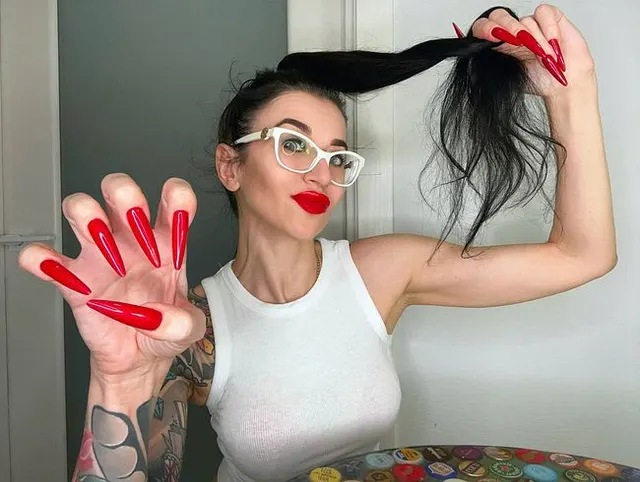 Rote lange Nägel und rote Lippen, Handjobs mit Spucke und mehr