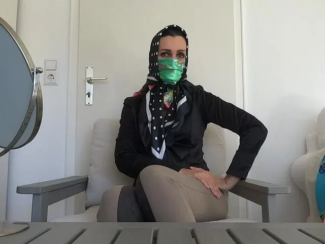 4 verschiedene Tuchmasken mit Kopftuch getragen
