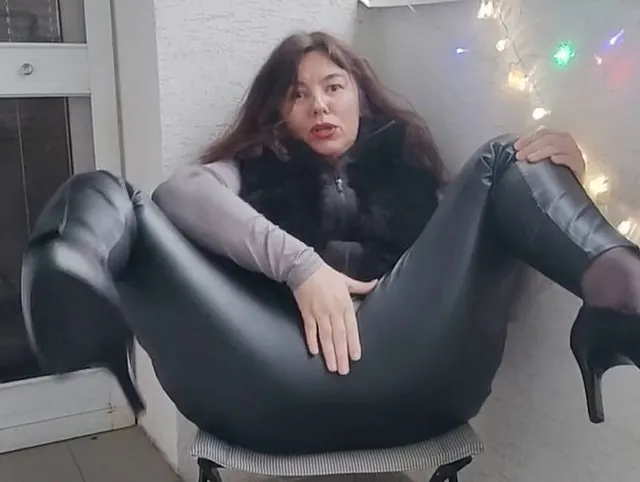 Bewertet mein Herbstoutfit: Sexy Lederleggings, High Heels und ein Pelzmantel. Ergebnis: ein heißer Orgasmus.