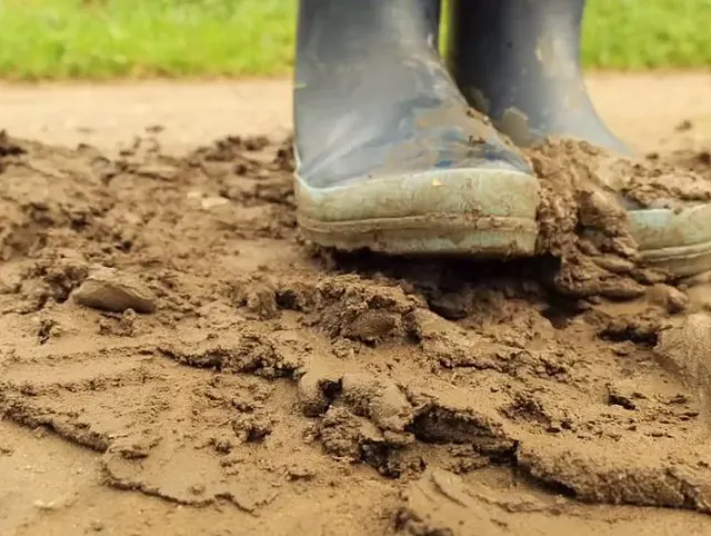 Gummistiefel und Matsch - Hier spiele ich mit meinen Gummistiefeln im Matsch