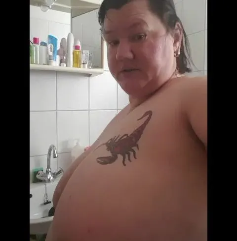 AUFGEWACHT UND GEIL IN DIE DUSCHE GEPISST  .