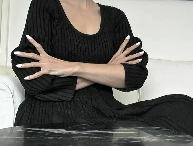 Schöne Hände - weiße lange Fingernägel