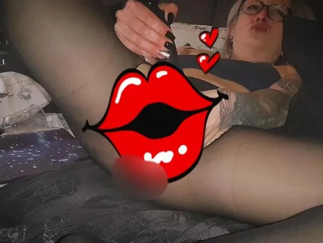 Massiver Zuck Orgasmus mit Vibrator in Nylons vom Prinzesschen.....
