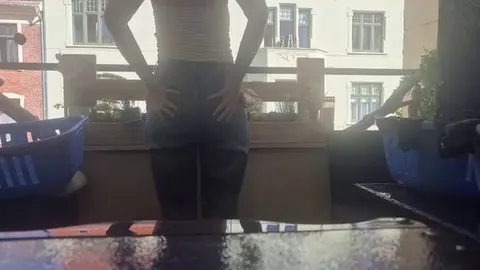 Heimliches Ausziehen beim Wäscheaufhängen auf dem Balkon...