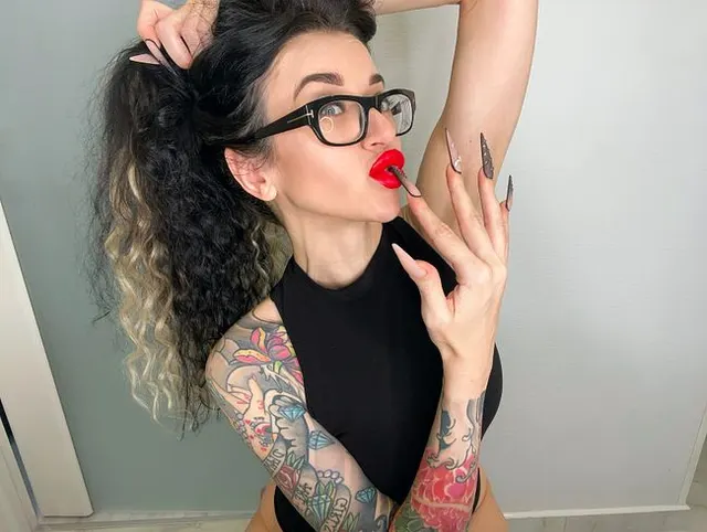 Lange Nägel und Netzhandschuhe, lutschende Finger, rote Lippen und lange Haare