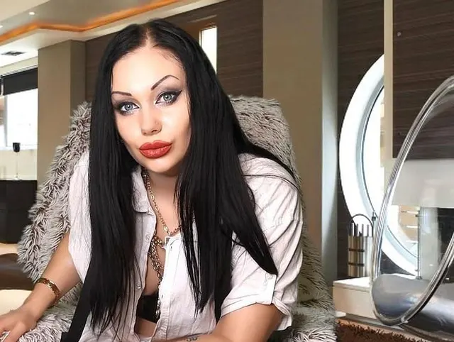 Du willst dich um Meinetwillen demütigen und wissen, dass ich dich vollständig besitzen werde! Also geh und lutsch a