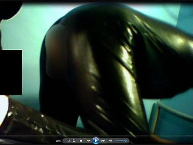 Die Sissy in Latexanzug wird  in den Arsch gefickt.........