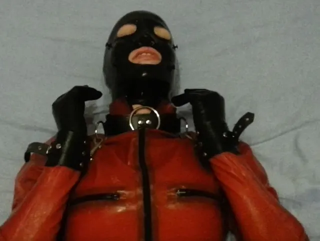 Latexsklavin Susanne wird voll gestopft und muss ..............