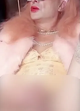 Wenn ich mich zum Häschen verwandele , bin ich am längsten hart. Langes Spiel mit dem Stummelschwanz