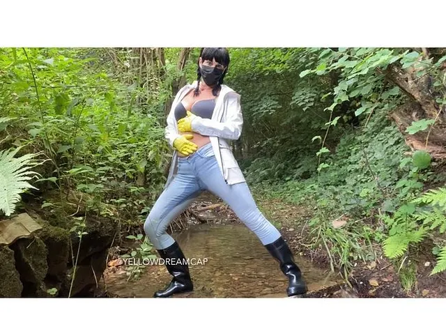 Bepisste Jeans mit Nora Gummistiefeln und Regenjacke