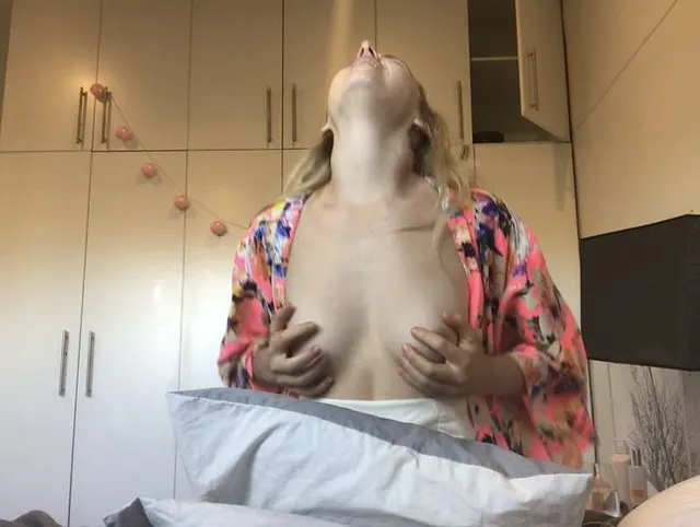 Zwei Orgasmen nach trockenem Höckerkissen und schnüffelndem Höschen