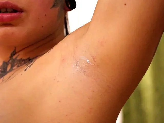 KOSTÜMVIDEO: DIE HEISSESTEN ARMPITEN SLAVE TRAINING POV