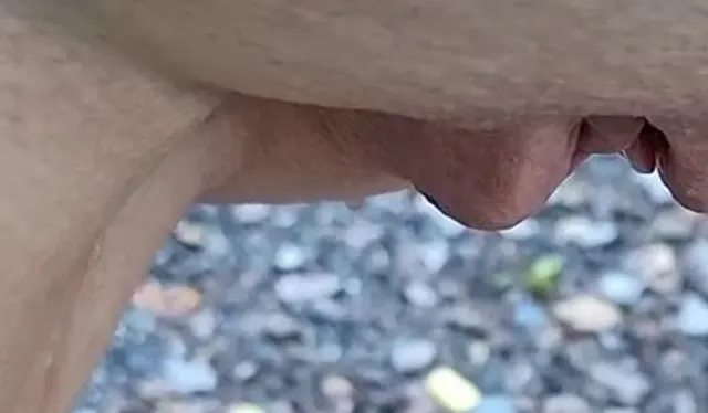 Stream vorbei, Hose runter: Wildes Outdoor-Pissvideo