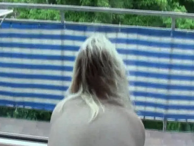 Arsch am Fenster angepisst