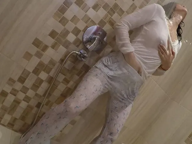 Pee Benetzung und Dusche im Pyjama